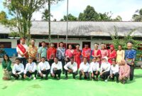 ketua Yayasan SMK PK Hermon Timika saat foto bersama guru dan siswa