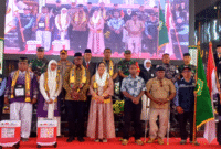 Bupati  Mimika, Johannes Rettob saat foto bersama para peserta Jemaah Calon Haji dan Forkopimda Mimika