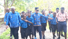 Kepala BKN pusat didampingi Bupati Mimika saat Kunjungi Sentra Pendidikan 