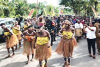 Bupati Mimika saat tiba di kampung Pigapu lokasi TMMD