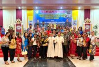  Dua Uskup asal toraja foto bersama anggota Pukat YMY Mimika