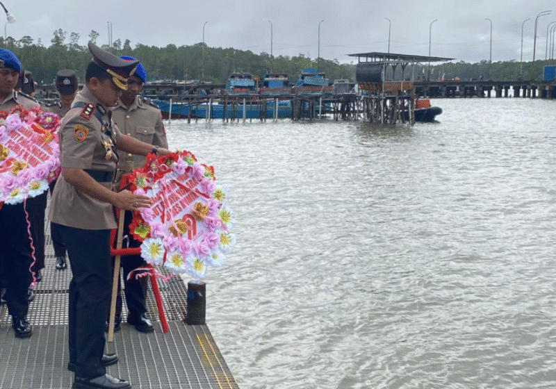 Kapolres Mimika, AKBP Billyandha Hildiario Budiman saat tabur bungan di Pomako
