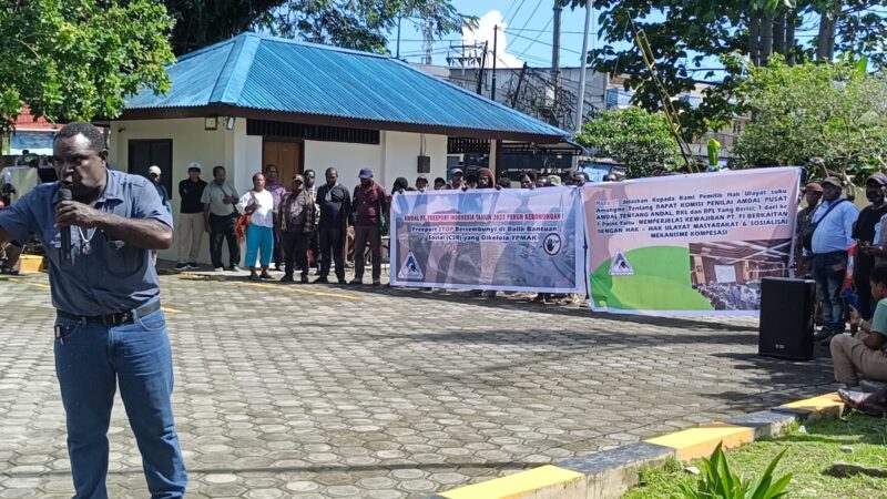 masyarakat tiga kampung saat gelar aksi