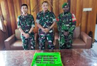 Dandim 1710/Mimika (Tengah) saat menerima amunisi yang ditemukan warga di TKP Iwaka