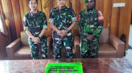 Dandim 1710/Mimika (Tengah) saat menerima amunisi yang ditemukan warga di TKP Iwaka