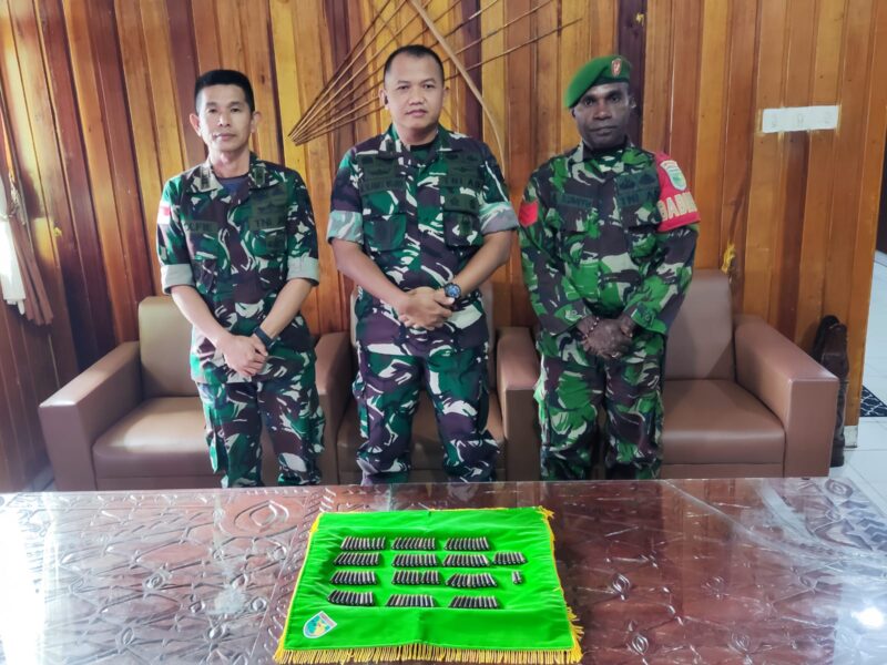 Dandim 1710/Mimika (Tengah) saat menerima amunisi yang ditemukan warga di TKP Iwaka