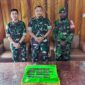 Dandim 1710/Mimika (Tengah) saat menerima amunisi yang ditemukan warga di TKP Iwaka