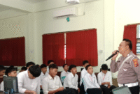 Anggota Polsek Miru saat sosialisasi kepada pelajar