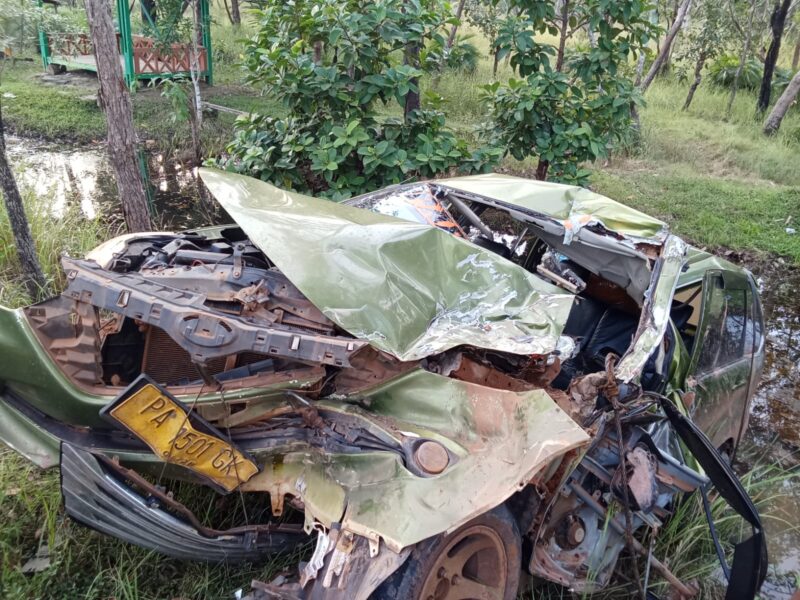 Mobil ringsek akibat kecelakaan