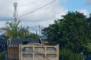 Dump Truck pengangkut material di jalan Cendrawasih