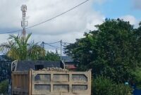Dump Truck pengangkut material di jalan Cendrawasih