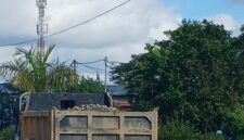 Dump Truck pengangkut material di jalan Cendrawasih