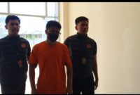 Wisatawan saat diamankan petugas imigrasi merauke