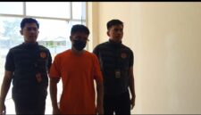 Wisatawan saat diamankan petugas imigrasi merauke