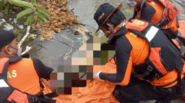 Tim SAR saat melakukan Evakuasi Jenazah
