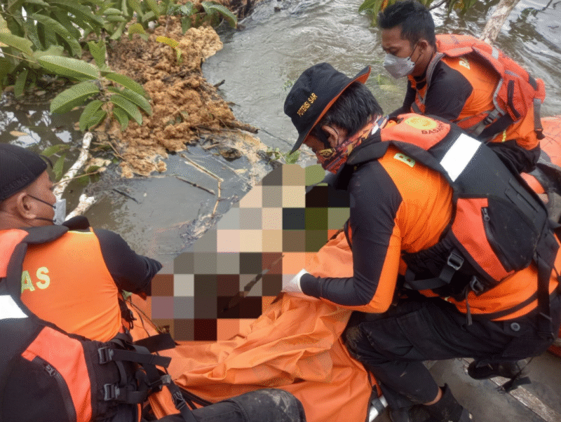 Tim SAR saat melakukan Evakuasi Jenazah