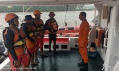Perahu Susun Berpenumpang 20 Orang Kandas dan Mati Mesin di Muara Inauga