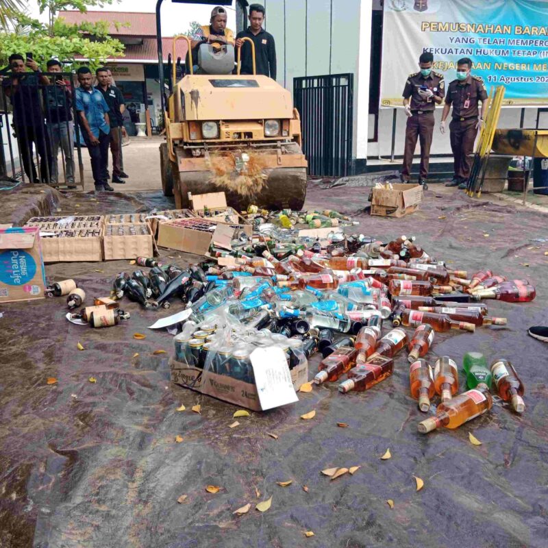 Kejari Merauke saat musanhkan ratusan BB perkara