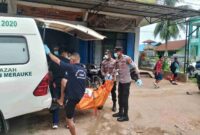 Polisi saat evakuasi Jenazah dari rumah kos