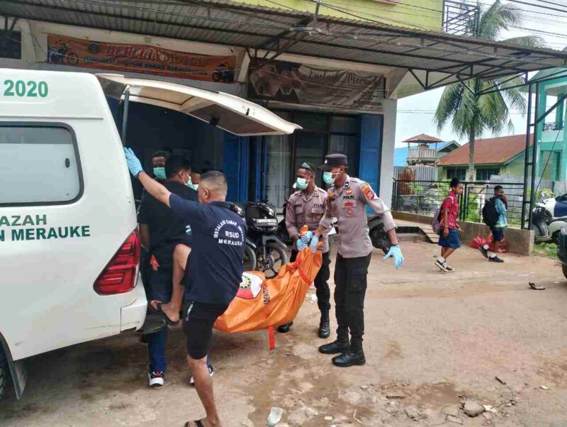 Polisi saat evakuasi Jenazah dari rumah kos