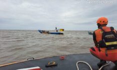 Seluruh Penumpang Perahu Susun Berhasil Dievakuasi dengan Selamat