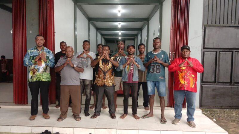 Plt. Kadis Koperasi dan UMKM, Samuel Yogi saat mengunjungi Yayasan Pengembangan Talenta Papua