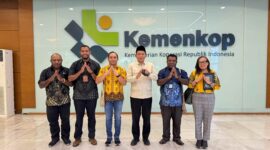 Menteri Koperasi RI, Ferry Juliantono foto bersama Samuel Yogi dan staf 