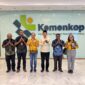 Menteri Koperasi RI, Ferry Juliantono foto bersama Samuel Yogi dan staf 