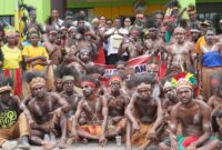 Samuel Yogi saat terima masyarakat Distrik Mimika Tengah