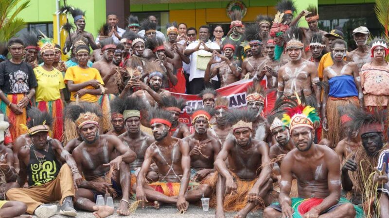 Samuel Yogi saat terima masyarakat Distrik Mimika Tengah