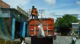 Petugas Kebersihan saat mengangkut sampah