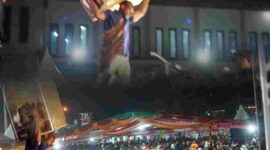 Saat bupati Paniai, Yampit Nawipa mengangkat Doorprize mesin cuci milik Masyarakat dari atas panggung