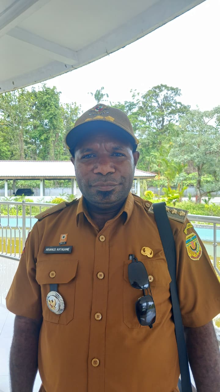 Plt. Kadistrik Agimuga,Arianus Katagame