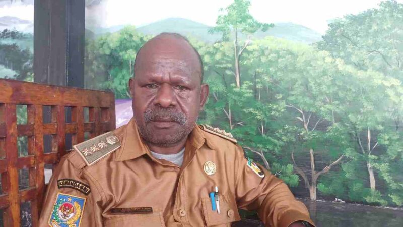 Yeteni Tabuni, Kadistrik Hoya