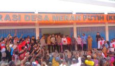 Menteri Koperasi RI, Dr. Ferry Juliantono saat meresmikan KDMP Kampung Atuka