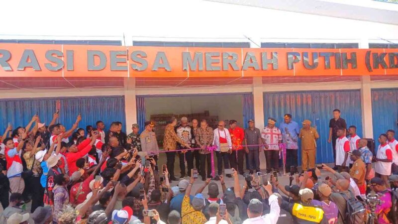 Menteri Koperasi RI, Dr. Ferry Juliantono saat meresmikan KDMP Kampung Atuka